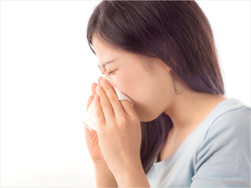 girl is suffering from allergic rhinitis